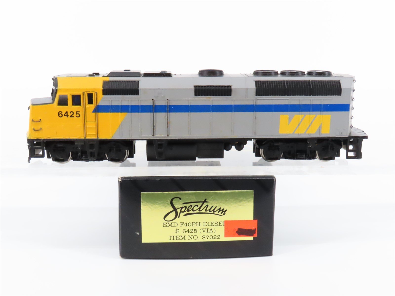 HO Scale Bachmann 87022 VIA Rail F40PH Diesel Locomotive #6425