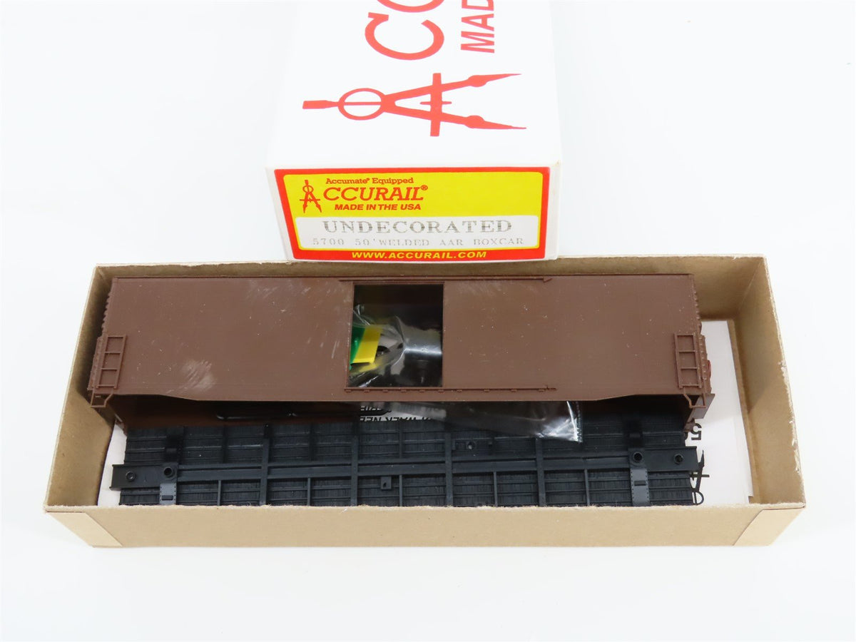 HO Scale Accurail 5700 / 7597 50&#39; Box Car &amp; 3-Bay Hopper 12-Pack