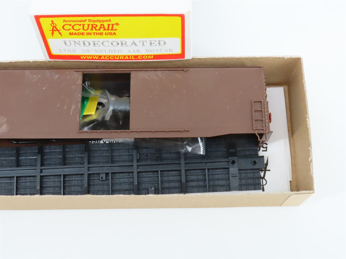 HO Scale Accurail 5700 / 7597 50&#39; Box Car &amp; 3-Bay Hopper 12-Pack