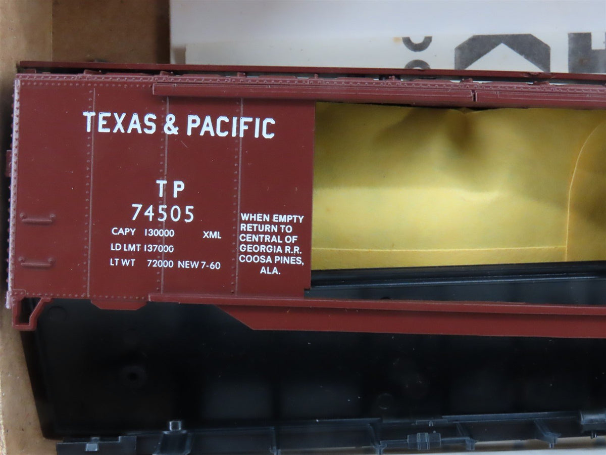 HO Scale Athearn / Rail Runner Kit 183 TP Texas &amp; Pacific 50&#39; Box Car #74505