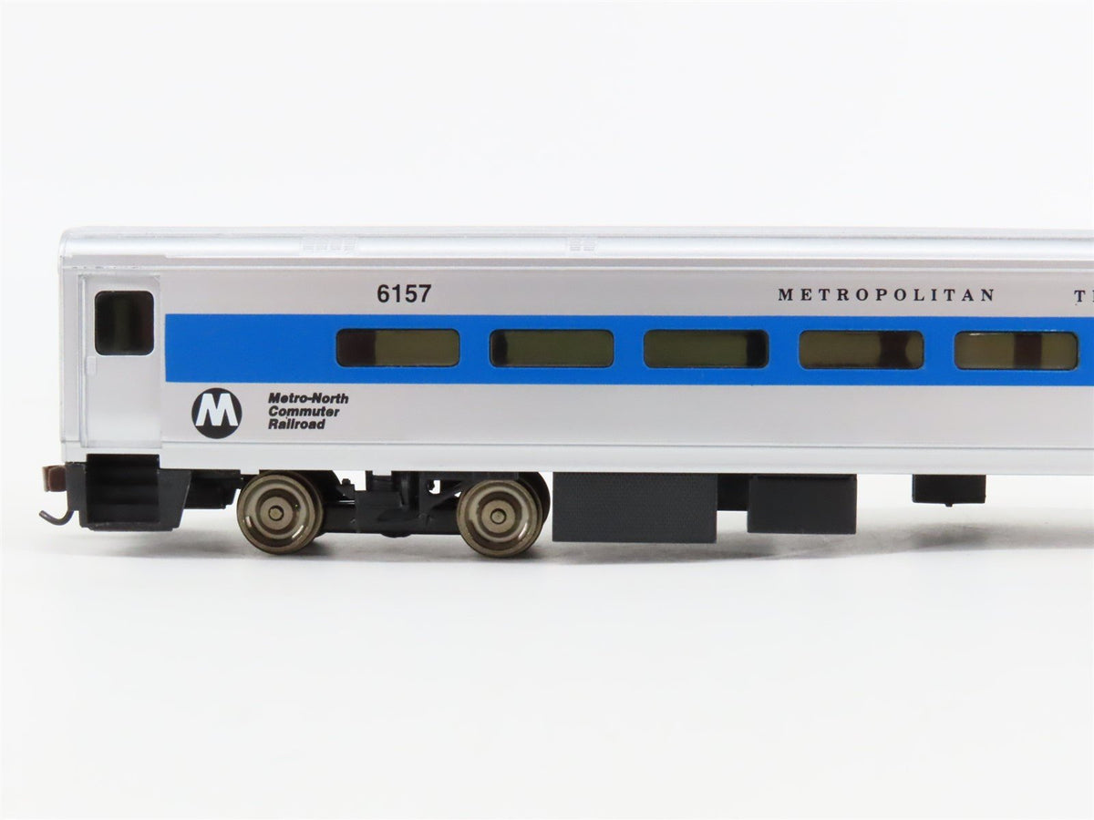 HO Scale Walthers 932-6074 Metro-North 85&#39; Commuter Coach Passenger Car #6157