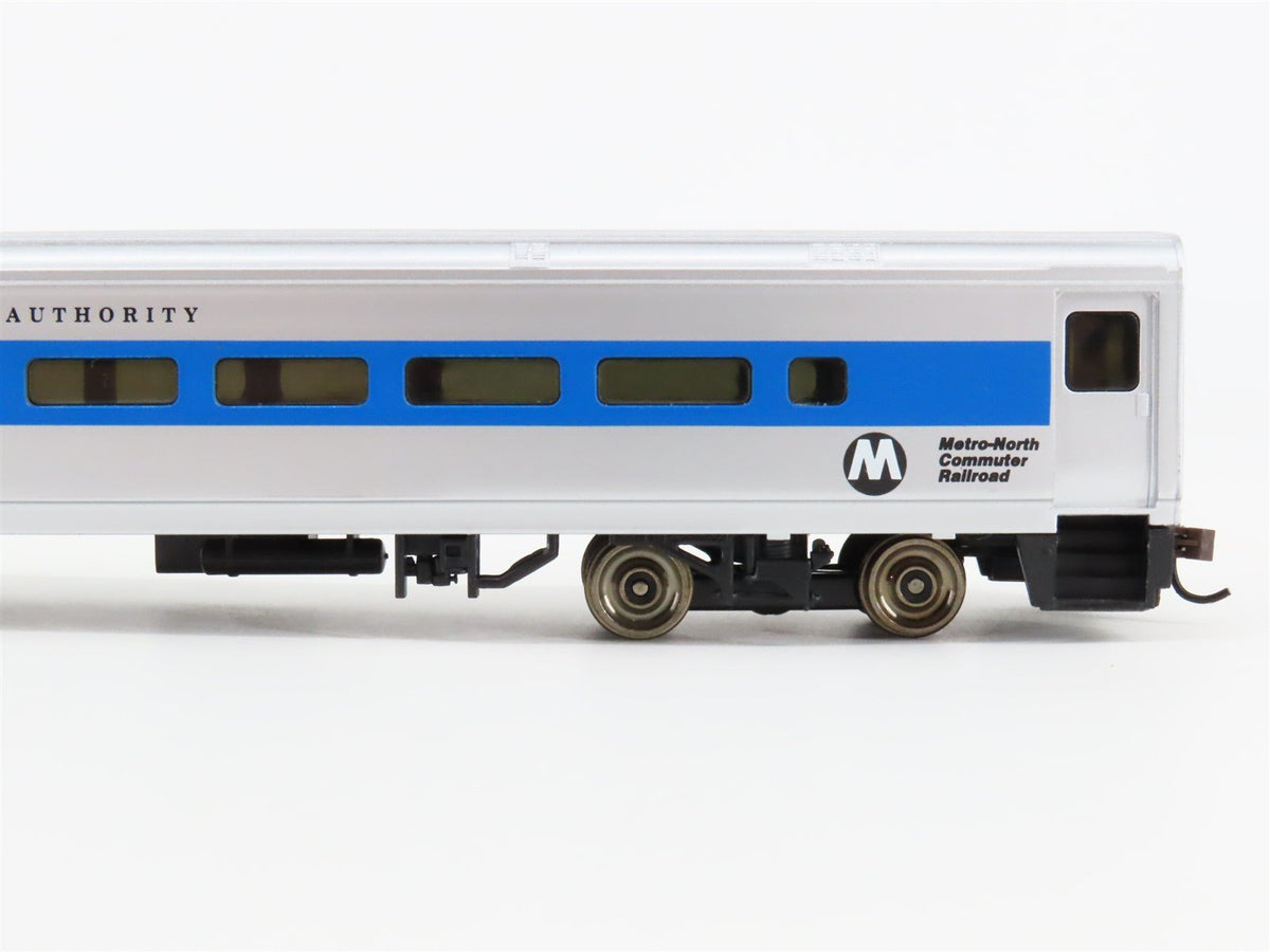 HO Scale Walthers 932-6074 Metro-North 85&#39; Commuter Coach Passenger Car #6157