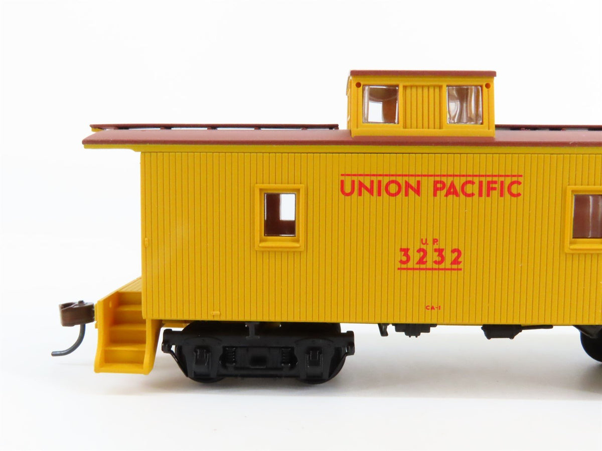 HO Scale Walthers 932-27541 UP Union Pacific Wood Caboose #3215 &amp; #3232 2-Pack