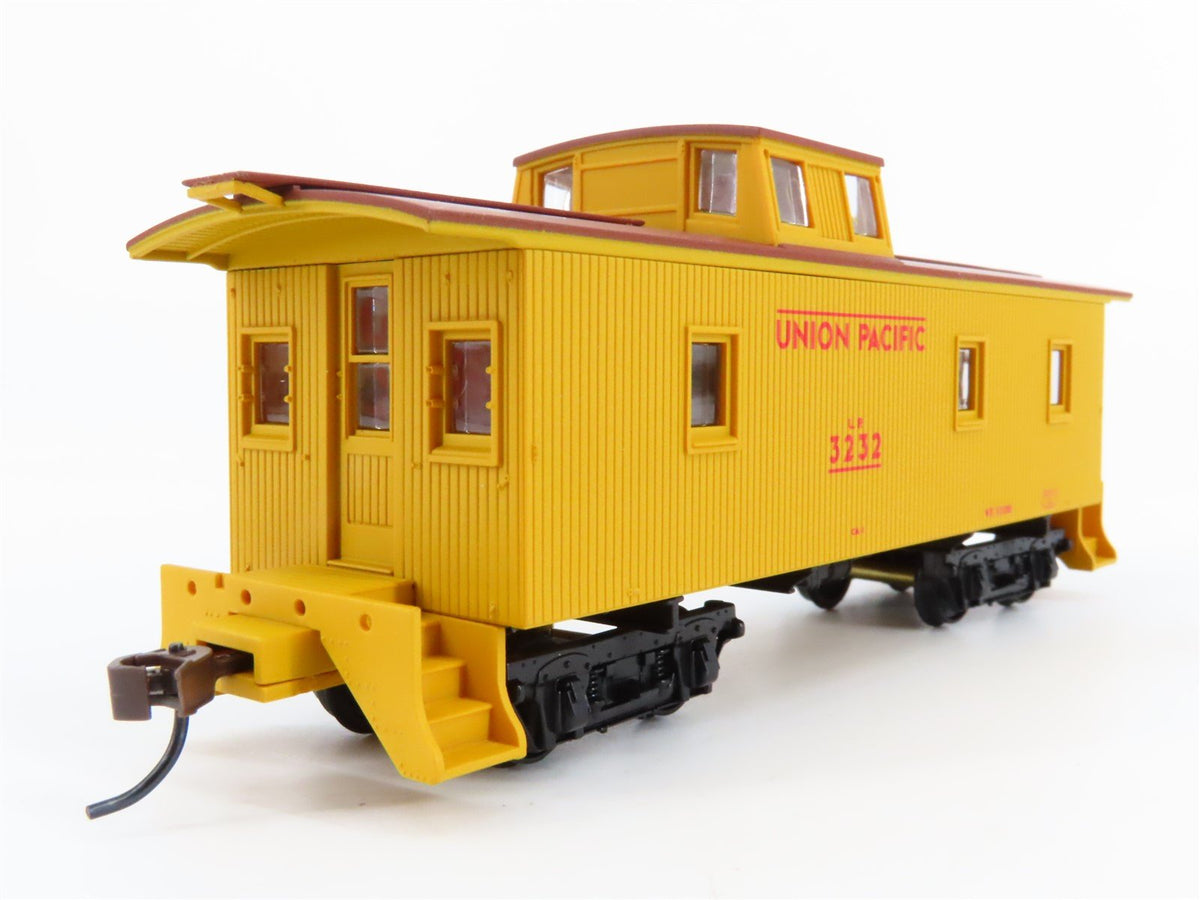 HO Scale Walthers 932-27541 UP Union Pacific Wood Caboose #3215 &amp; #3232 2-Pack