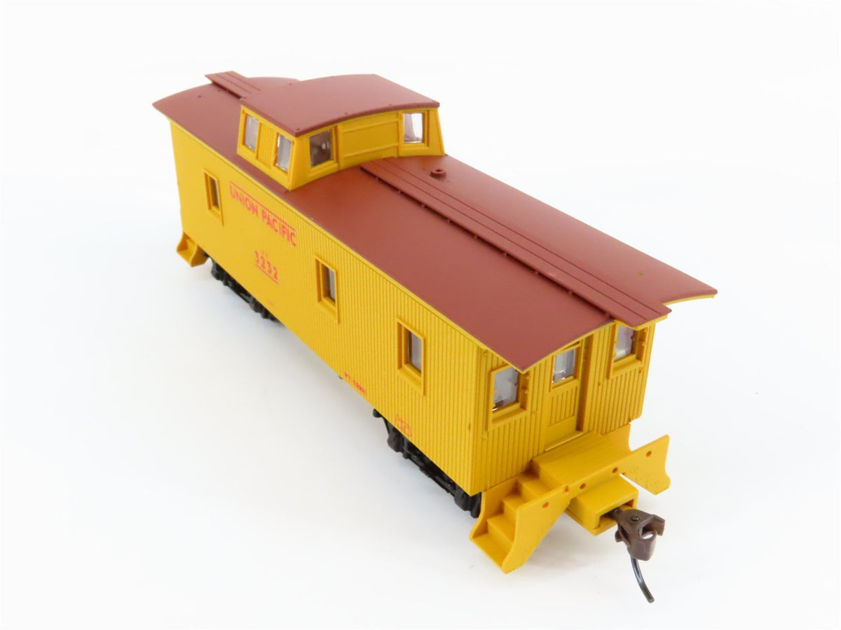 HO Scale Walthers 932-27541 UP Union Pacific Wood Caboose #3215 &amp; #3232 2-Pack