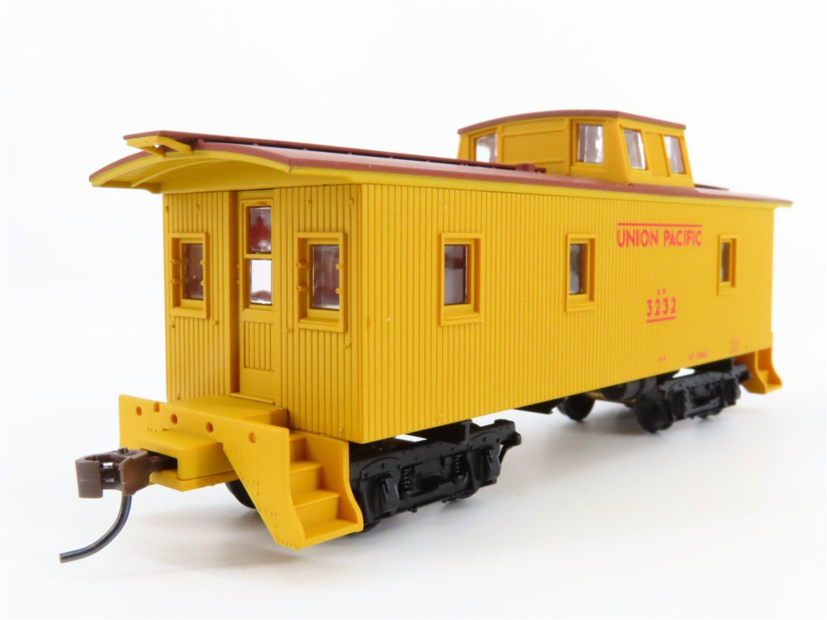 HO Scale Walthers 932-27541 UP Union Pacific Wood Caboose #3215 &amp; #3232 2-Pack