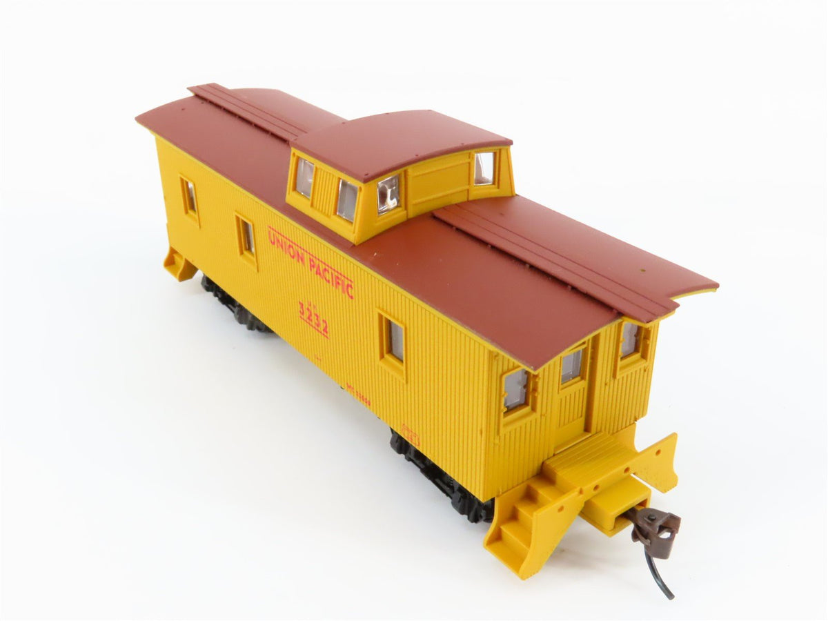 HO Scale Walthers 932-27541 UP Union Pacific Wood Caboose #3215 &amp; #3232 2-Pack