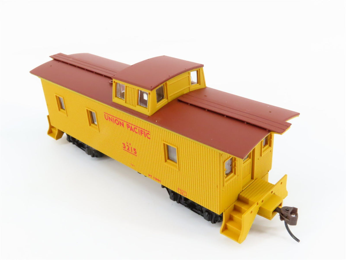 HO Scale Walthers 932-27541 UP Union Pacific Wood Caboose #3215 &amp; #3232 2-Pack