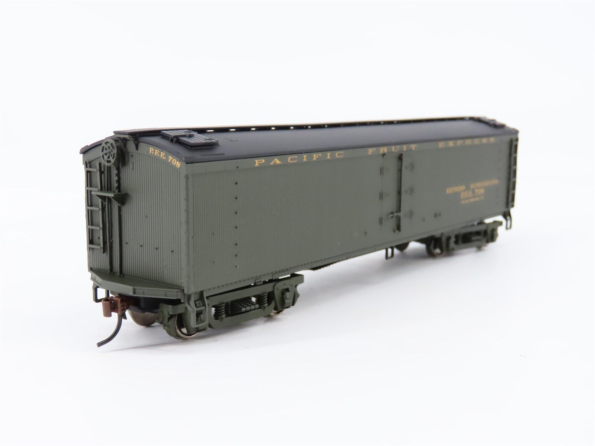 HO Scale Walthers 932-5494 PFE Pacific Fruit Express GACX 50&#39; Wood Reefer #708