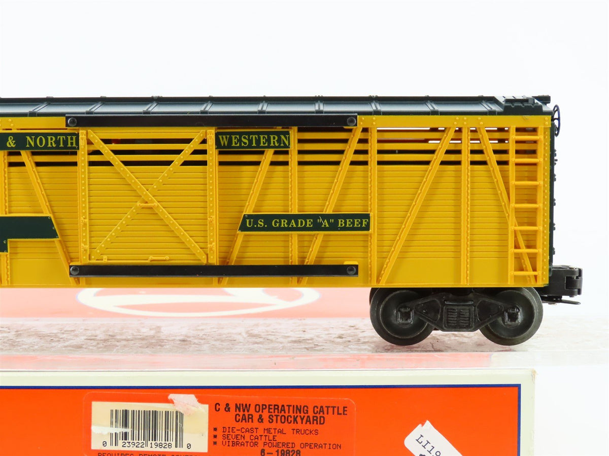 O Gauge 3-Rail Lionel 6-19828 CNW Operating Cattle Car #19828 &amp; Stockyard