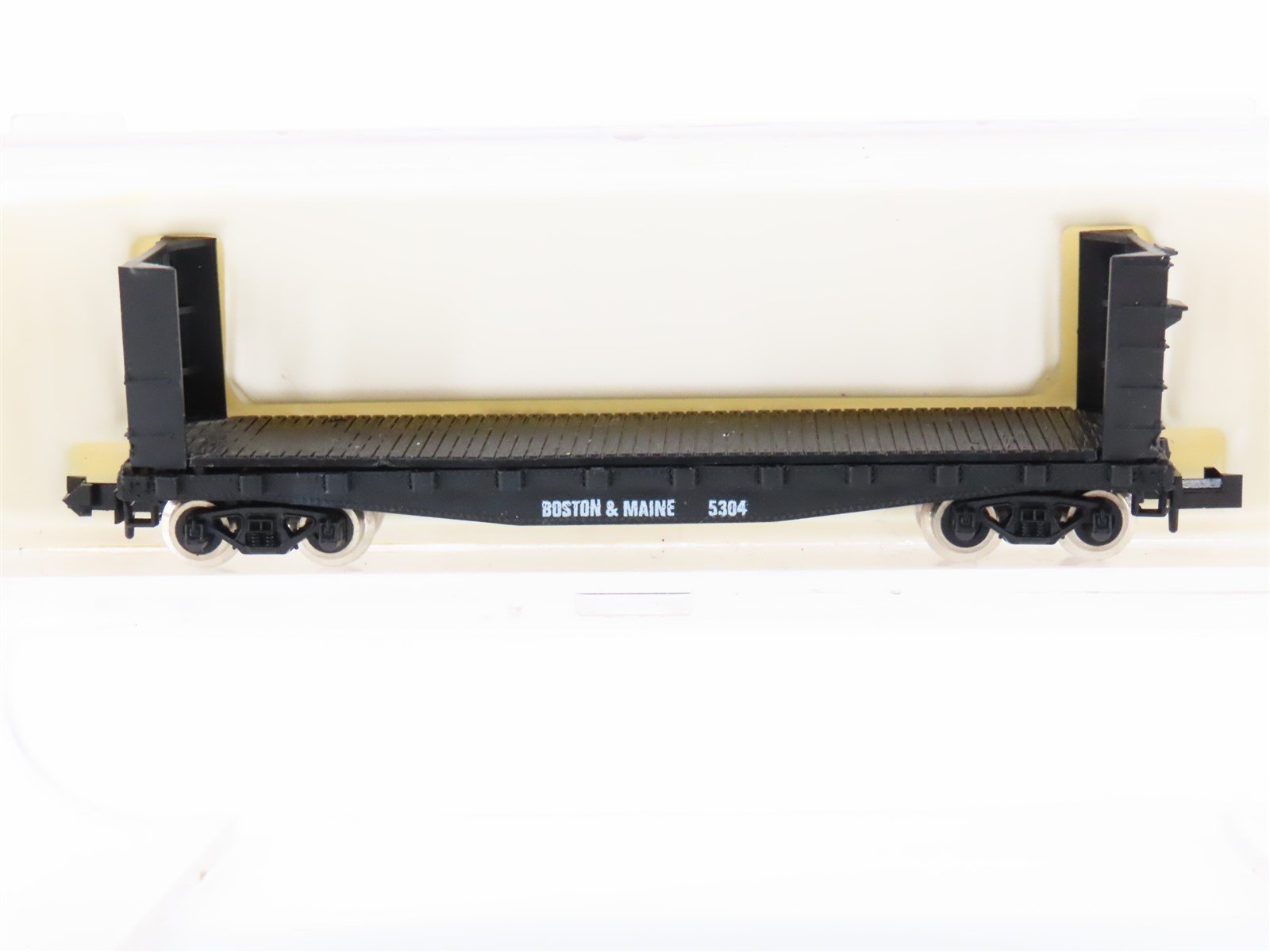 N Scale Atlas 3064 B&M Boston & Maine 40' Bulkhead Flat Car #5304