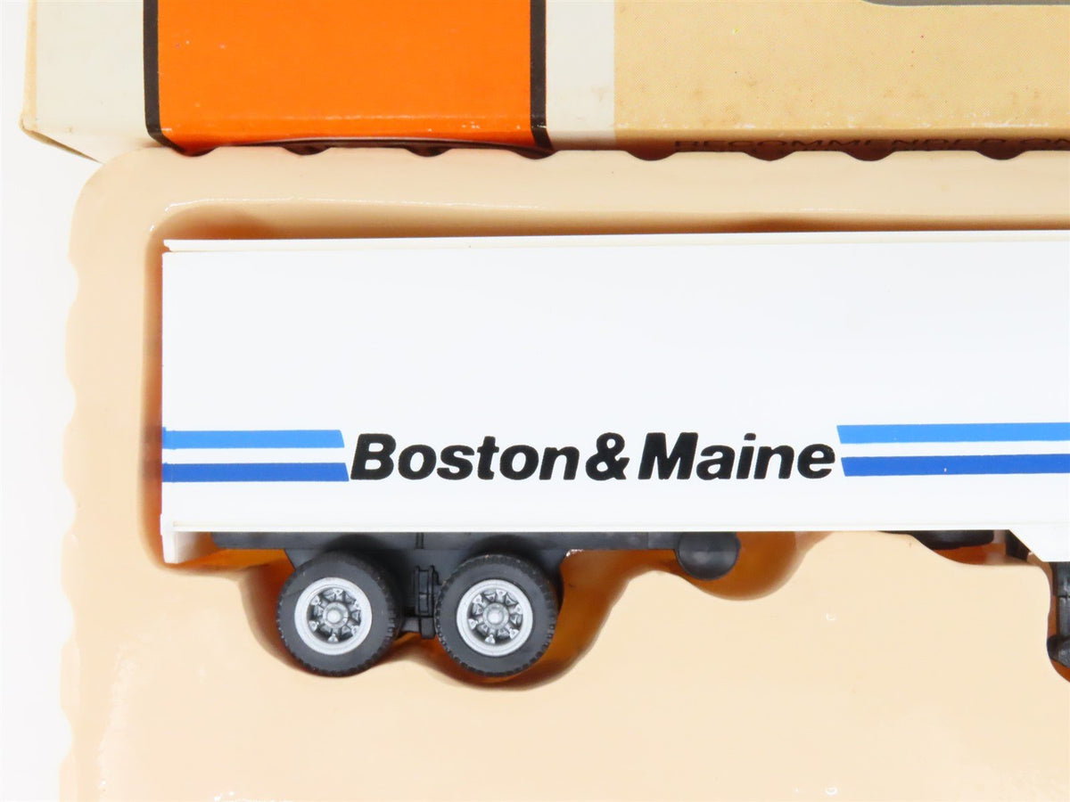 HO Scale Con-Cor 0004-008111 Boston &amp; Maine 40&#39; Box Trailer 3-Pack