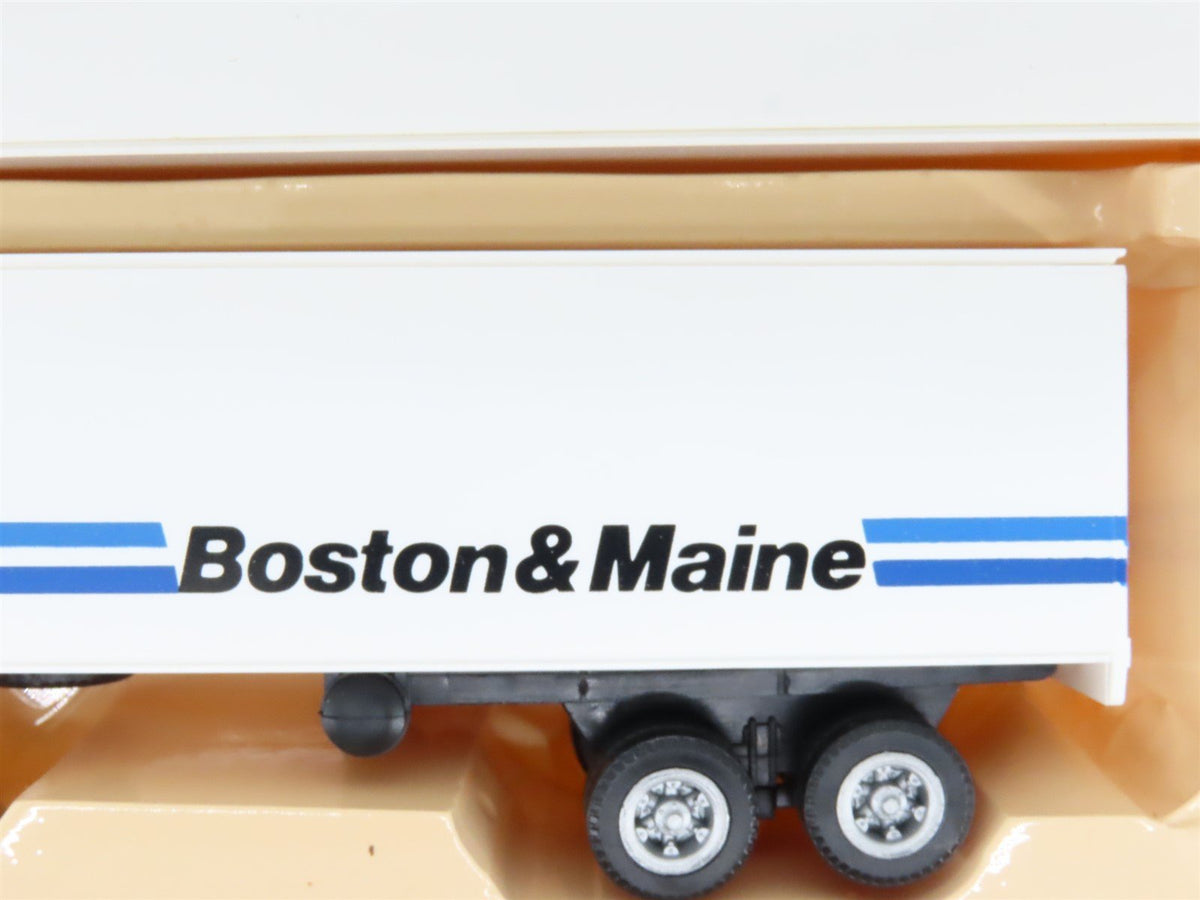 HO Scale Con-Cor 0004-008111 Boston &amp; Maine 40&#39; Box Trailer 3-Pack