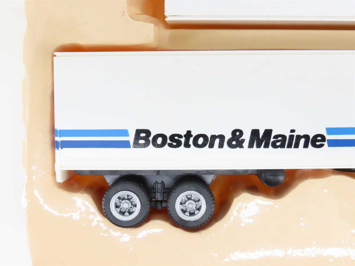 HO Scale Con-Cor 0004-008111 Boston &amp; Maine 40&#39; Box Trailer 3-Pack