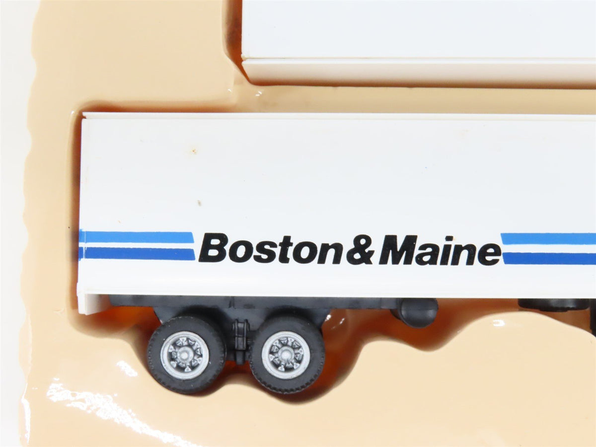 HO Scale Con-Cor 0004-008111 BM Boston &amp; Maine 40&#39; Box Trailer 3-Pack