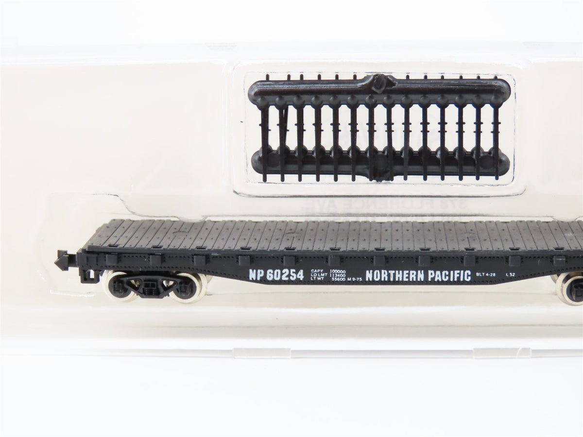 N Scale Atlas 3809 NP Northern Pacific 50&#39; Flat Car #60254 w/ Stakes