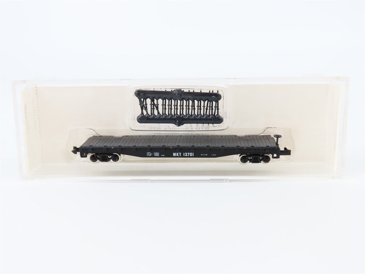 N Scale Atlas 3808 MKT Missouri-Kansas-Texas 50&#39; Flat Car #13701 w/ Stakes