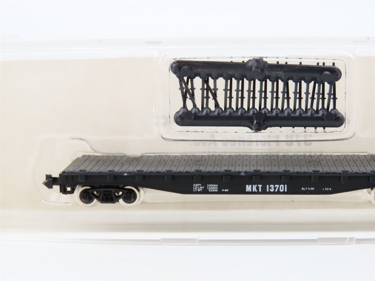 N Scale Atlas 3808 MKT Missouri-Kansas-Texas 50&#39; Flat Car #13701 w/ Stakes