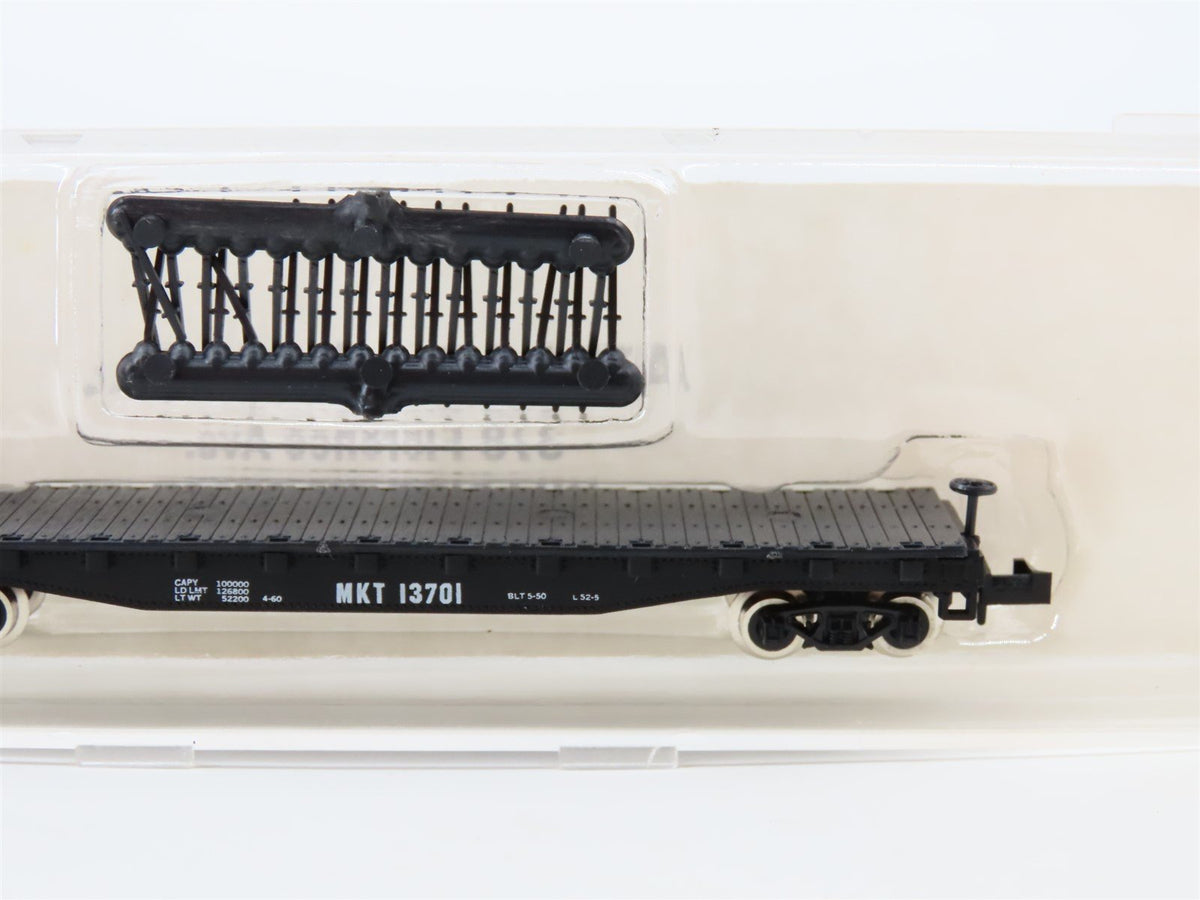 N Scale Atlas 3808 MKT Missouri-Kansas-Texas 50&#39; Flat Car #13701 w/ Stakes