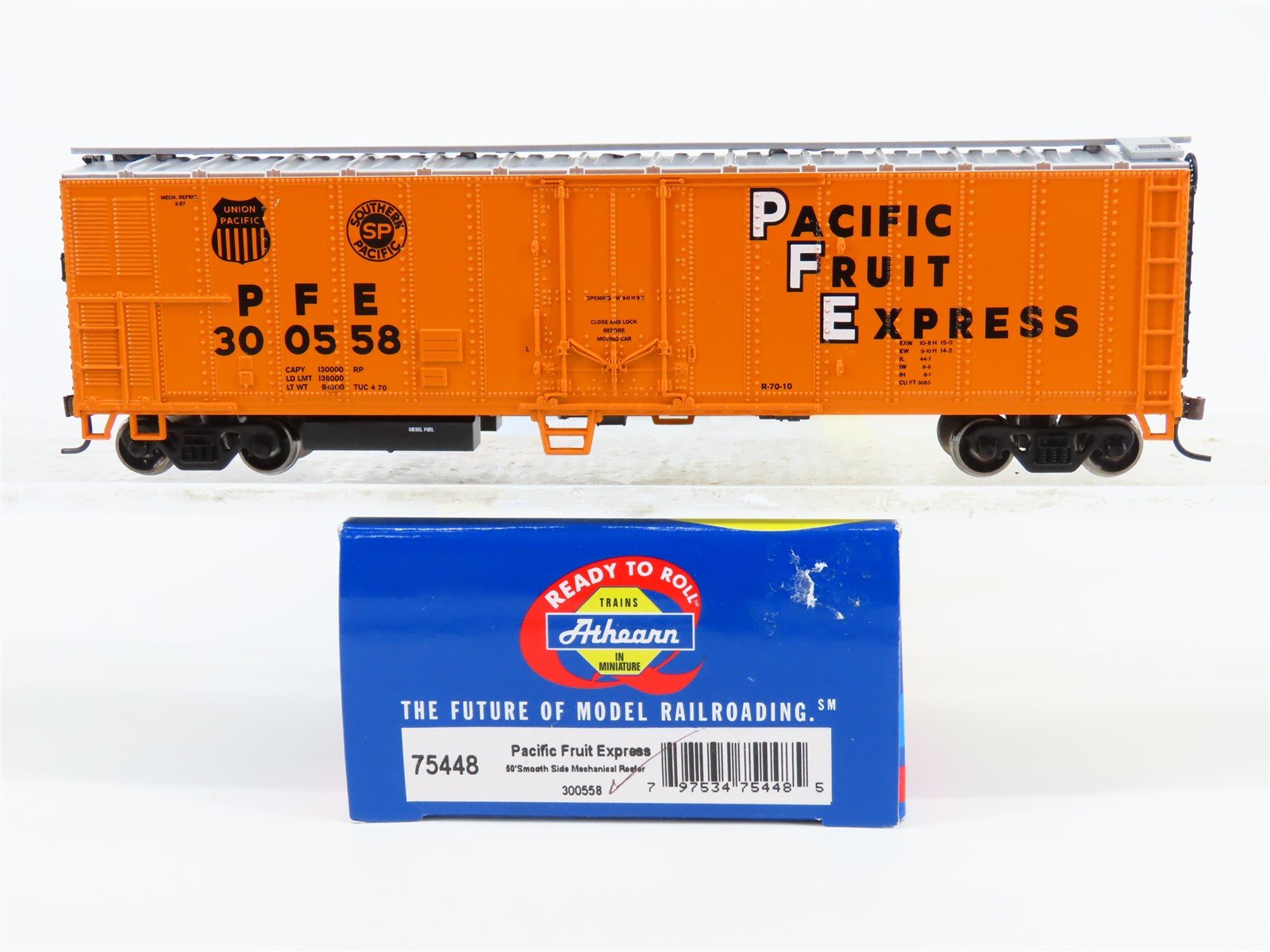 HO Athearn #75448 UP SP PFE Pacific Fruit Express 50' Mechanical Reefer #300558