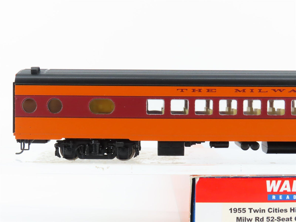 HO Scale Walthers 932-9200 MILW Milwaukee Road Hiawatha 52-Seat Coach Passenger