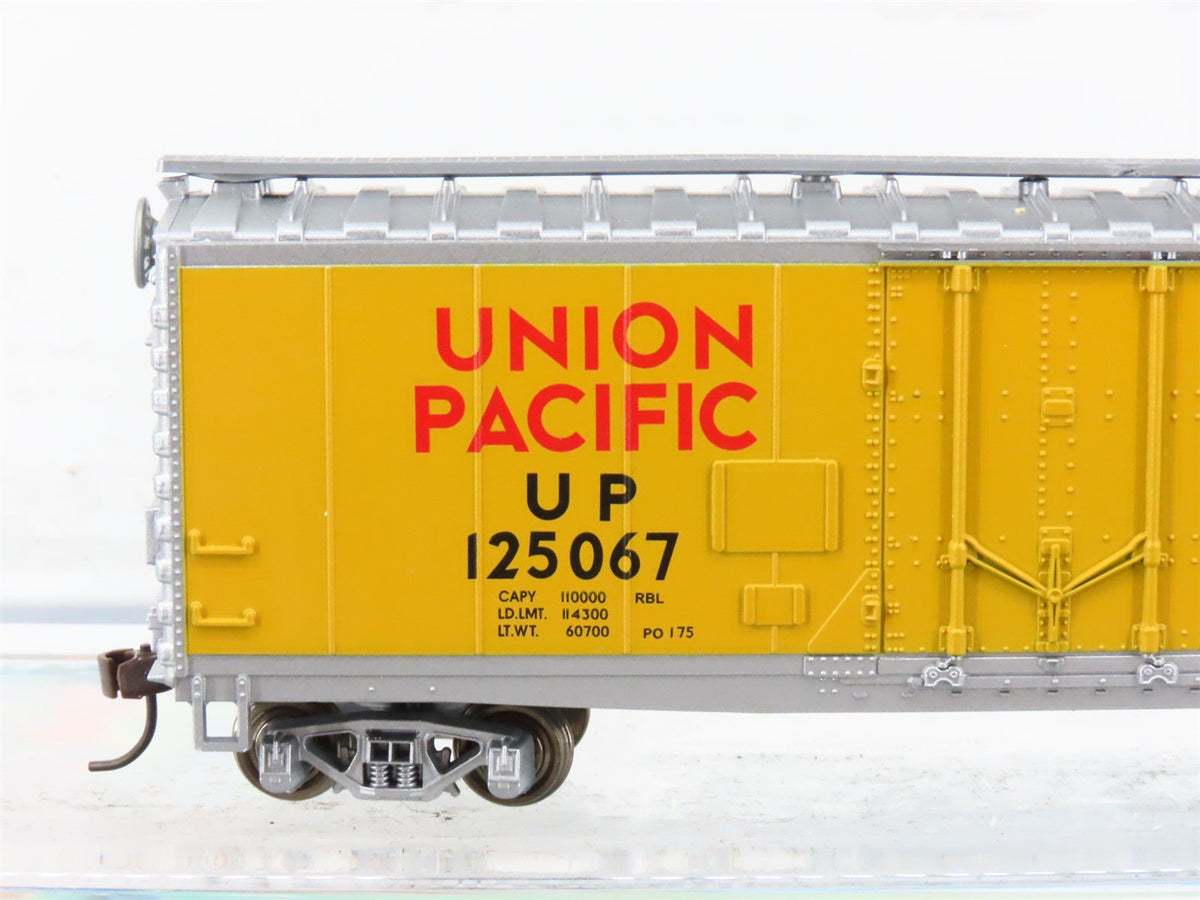 HO Scale Roco 41901 UP Union Pacific Diesel Train Set w/ DCC, Cars &amp; Track