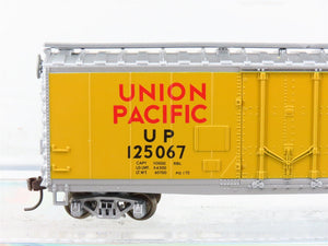 HO Scale Roco 41901 UP Union Pacific Diesel Train Set w/ DCC, Cars & Track