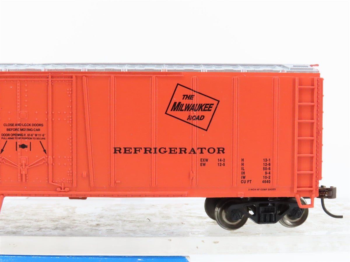 HO Scale Bachmann Silver Series 17917 URTX Milwaukee Road 50&#39; Steel Reefer 10320