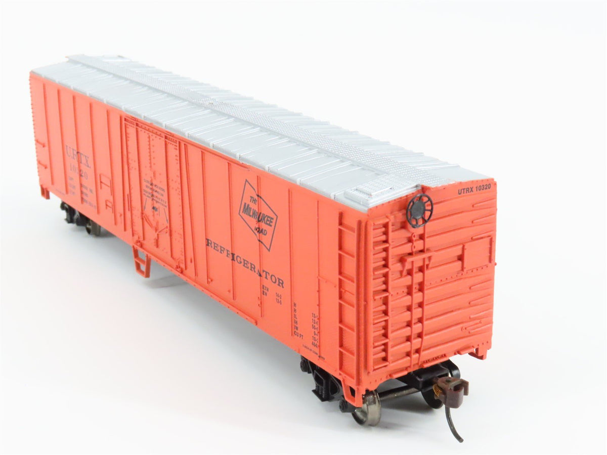 HO Scale Bachmann Silver Series 17917 URTX Milwaukee Road 50&#39; Steel Reefer 10320