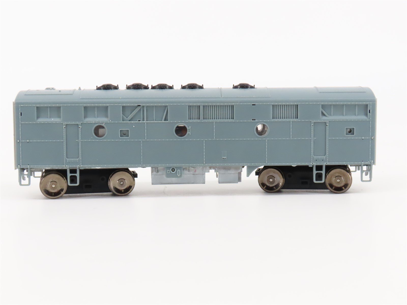 HO Scale Walthers Undecorated F7B Diesel Locomotive w/ DCC