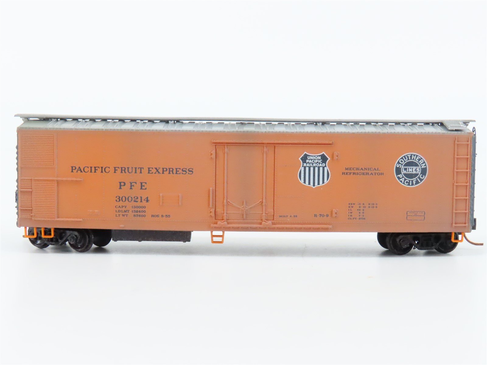 N Scale Micro-Trains MTL 06951190 PFE/UP Steel Reefer Car #300214 Weathered