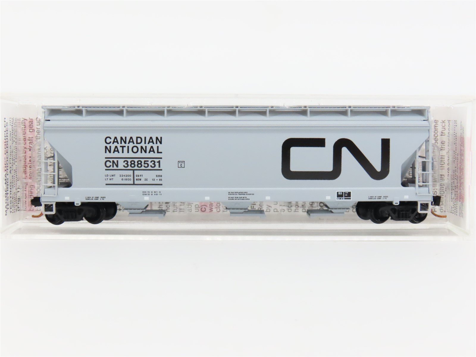 N Micro-Trains MTL #09400230 CN Canadian National 3-Bay Covered Hopper #388531