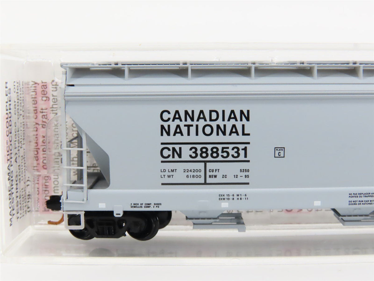 N Micro-Trains MTL #09400230 CN Canadian National 3-Bay Covered Hopper #388531