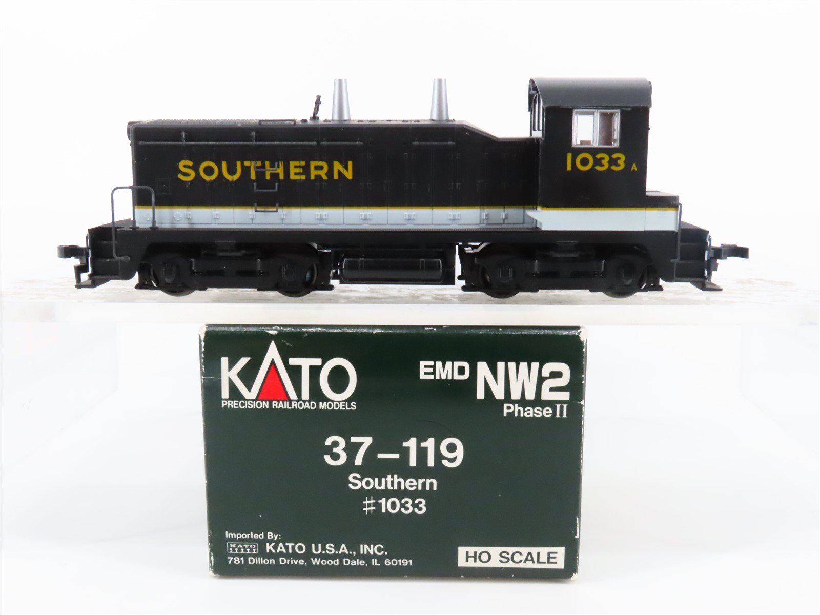 HO Scale KATO 37-119 SOU Southern EMD NW2 Ph. 2 Diesel Switcher #1033A