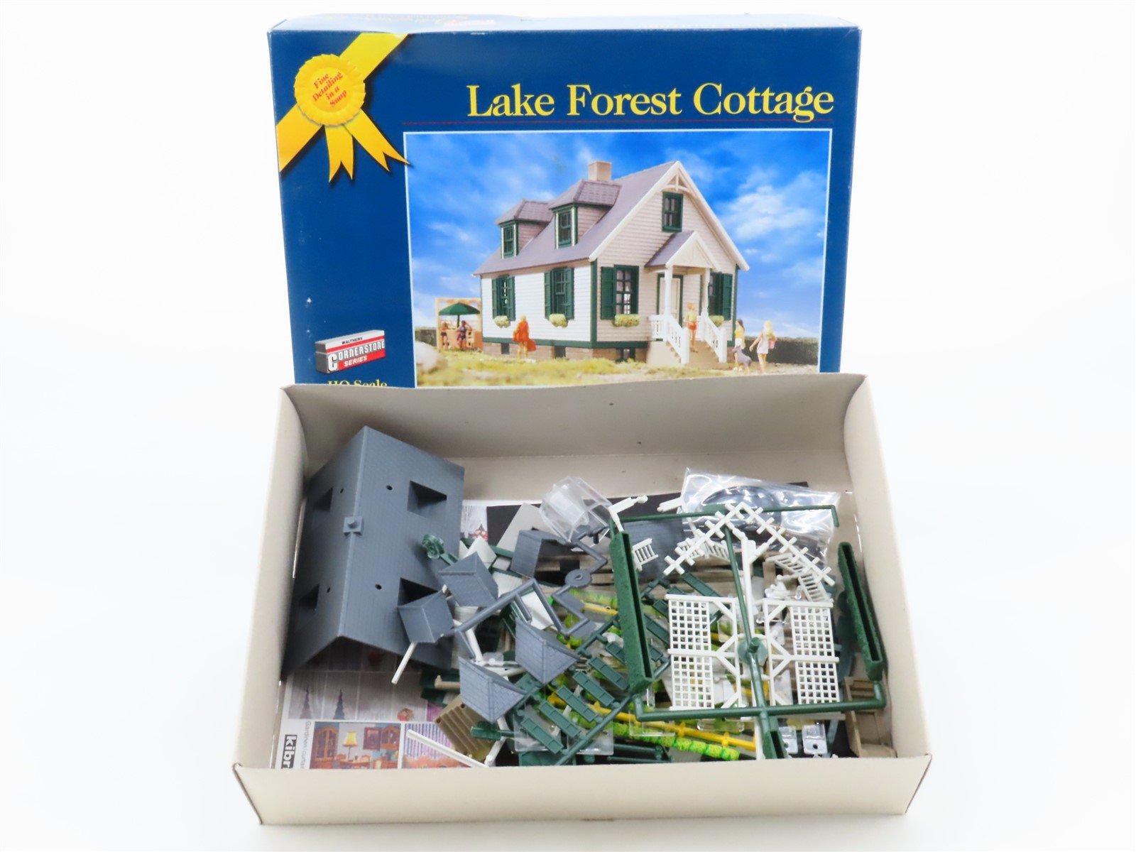 HO Walthers Cornerstone Gold Ribbon Kit #933-3608 Lake Forest Cottage w/ Light