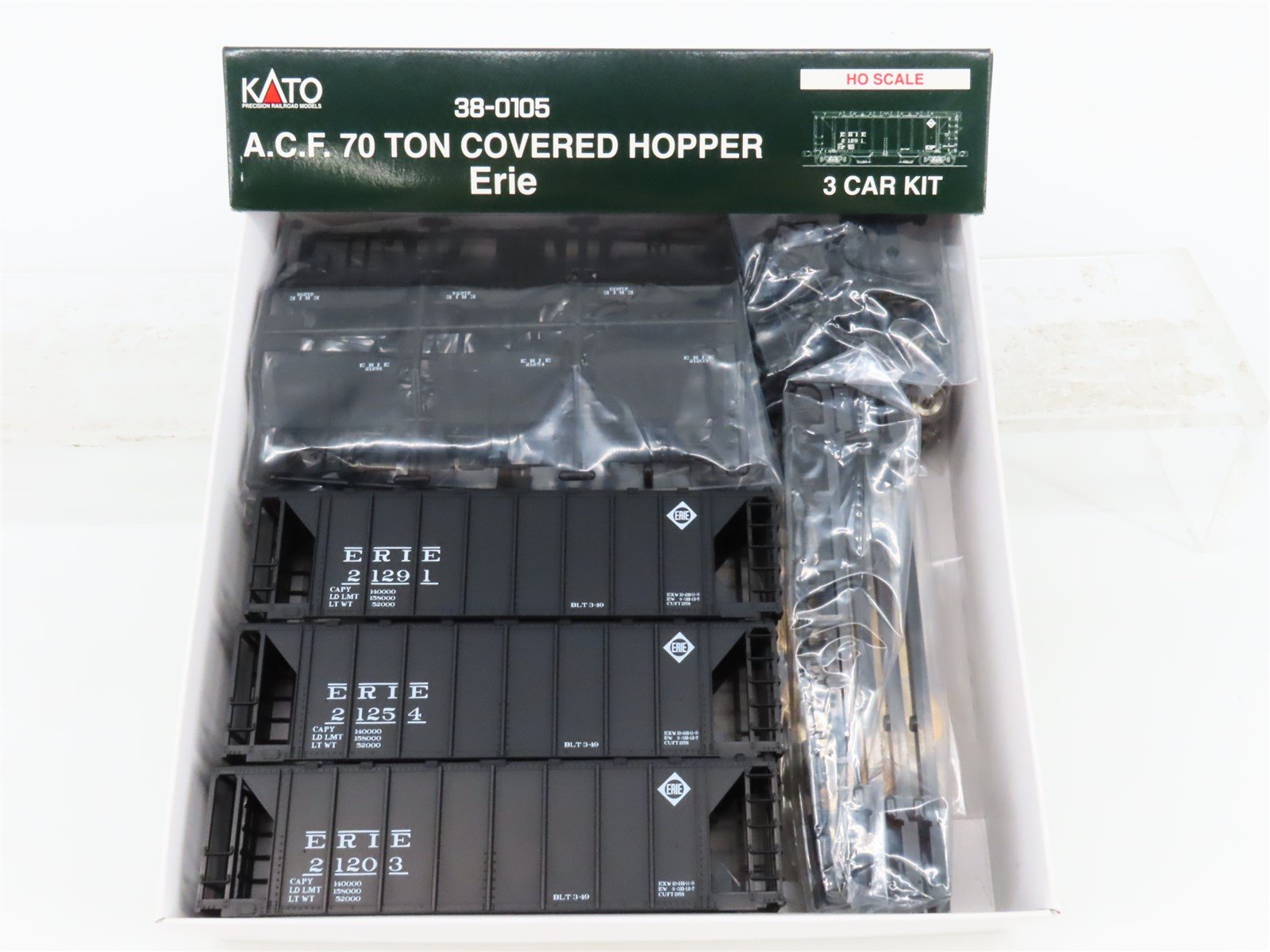 HO Scale KATO 38-0105 ERIE Railroad 2-Bay Covered Hopper 3-Car Kit