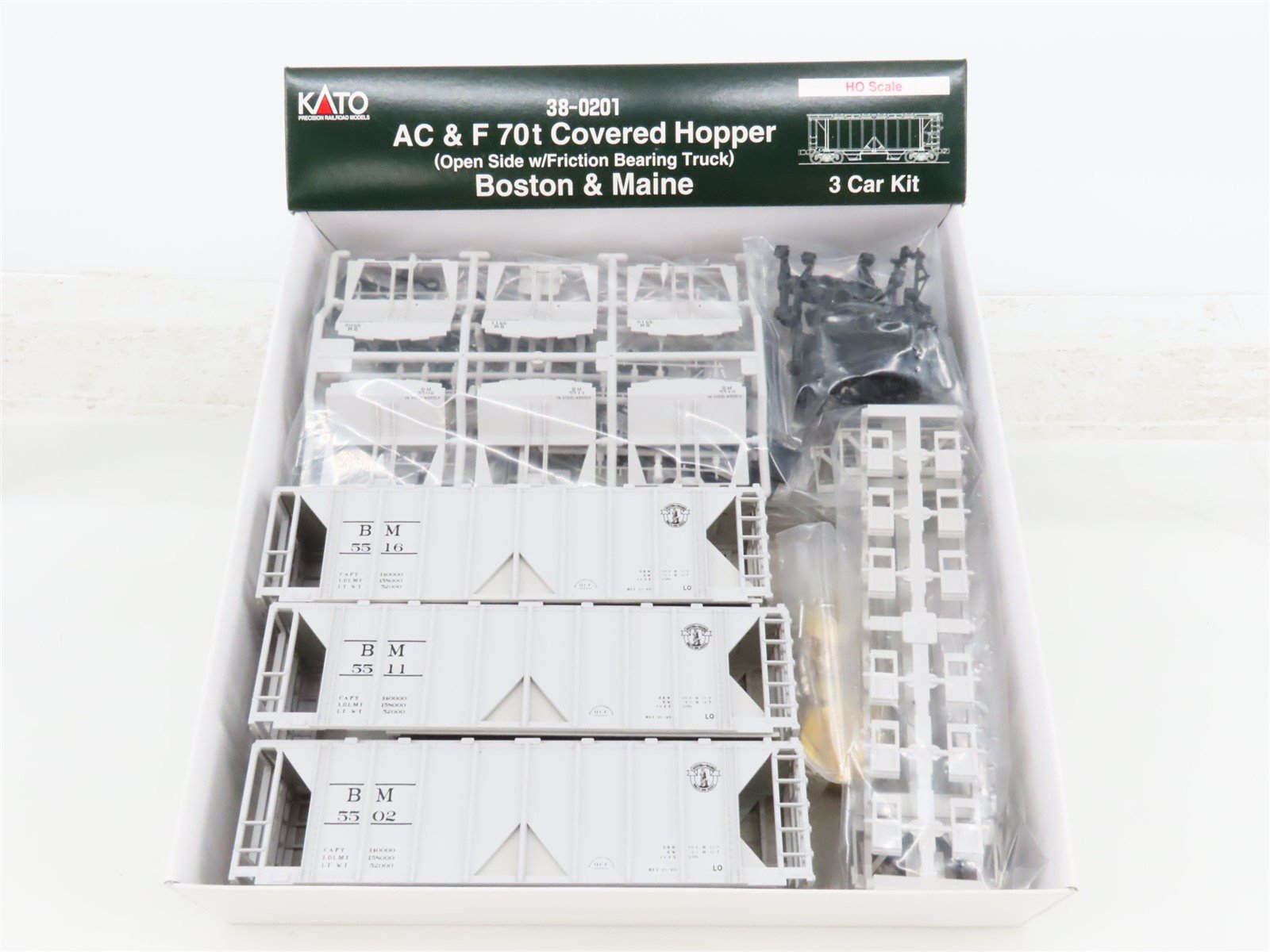 HO Scale KATO 38-0201 BM Boston & Maine Railroad 2-Bay Covered Hopper 3-Car Kit