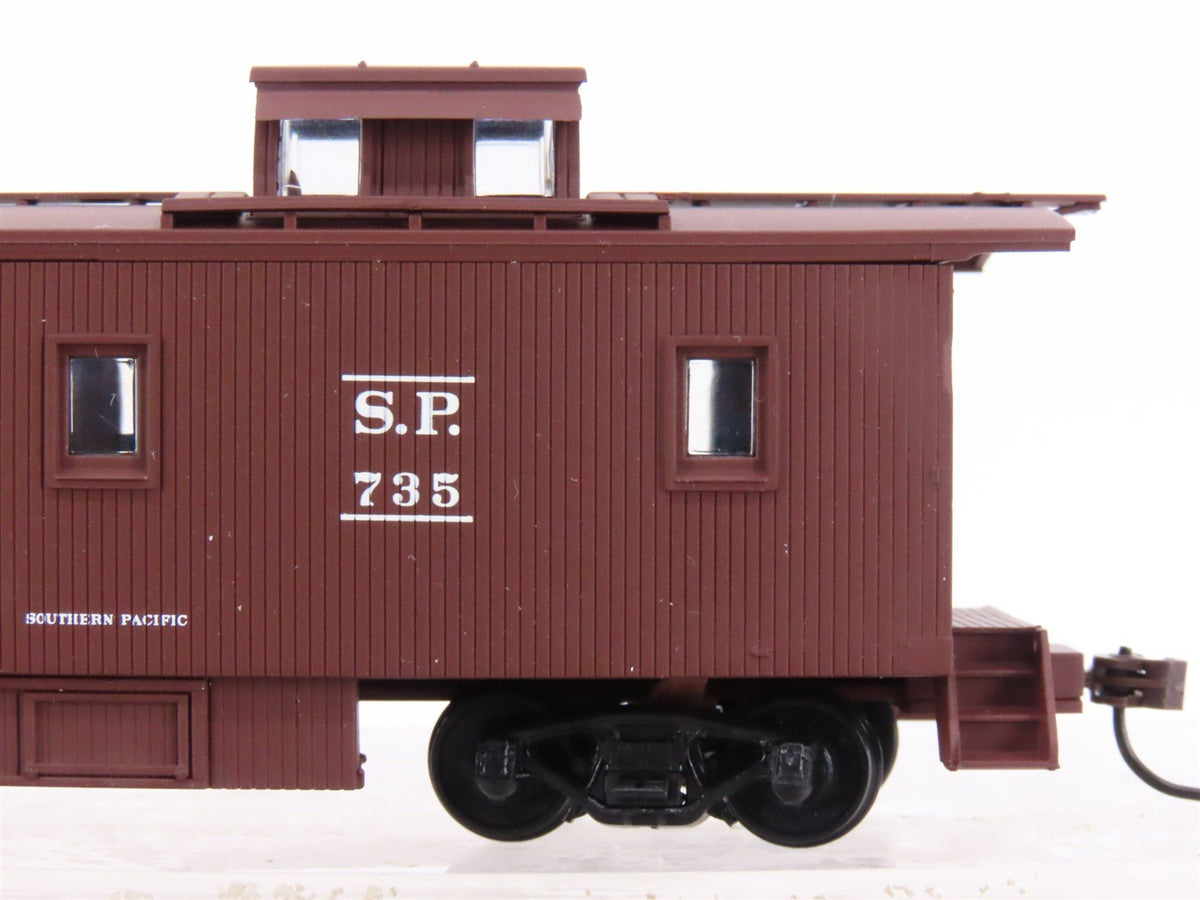 HO Scale Walthers 932-27601 SP Southern Pacific Wood Caboose #842 #735 2-Pack