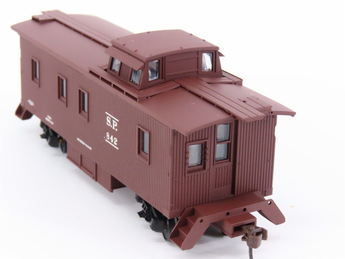 HO Scale Walthers 932-27601 SP Southern Pacific Wood Caboose #842 #735 2-Pack