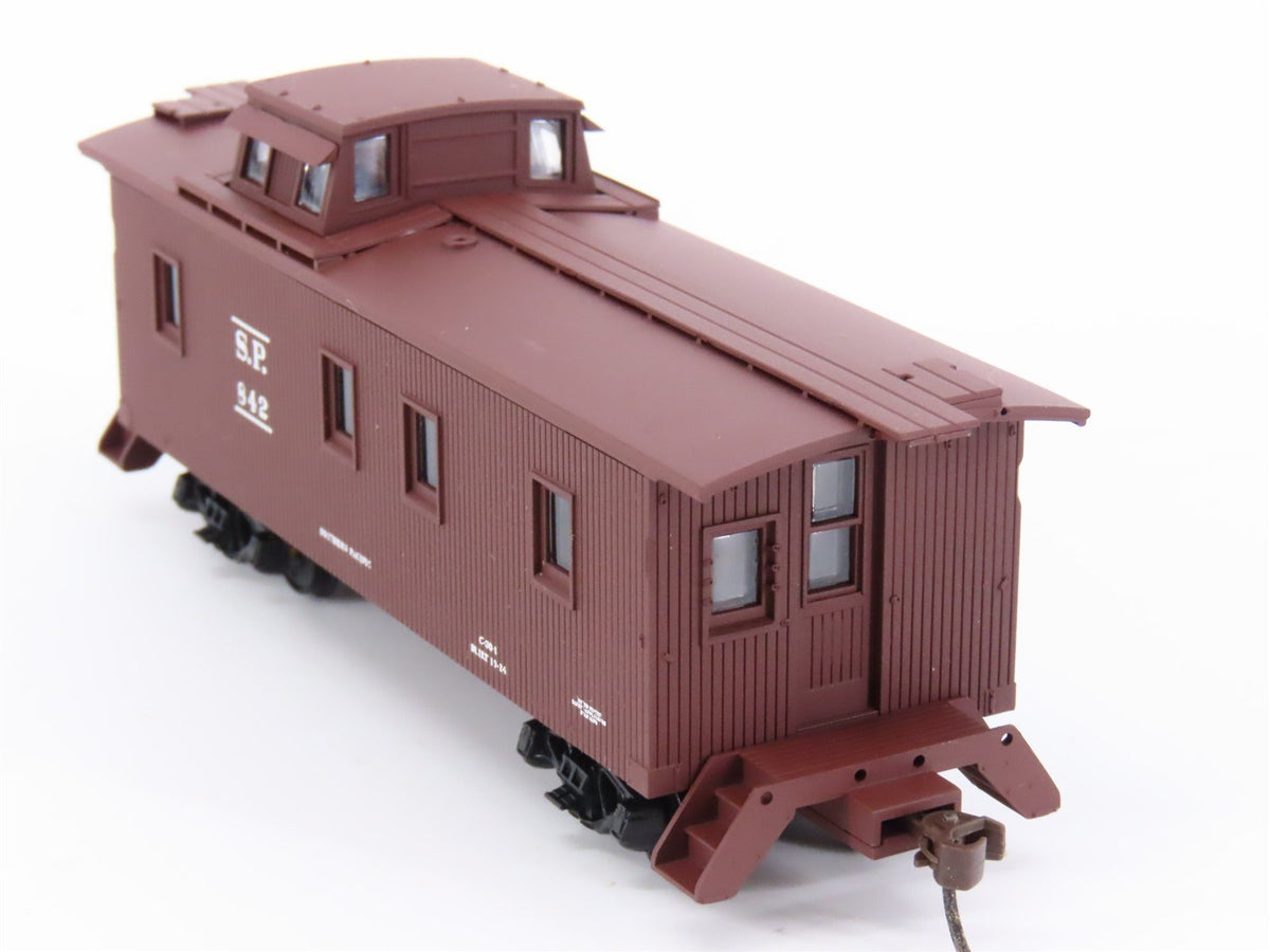 HO Scale Walthers 932-27601 SP Southern Pacific Wood Caboose #842 #735 2-Pack