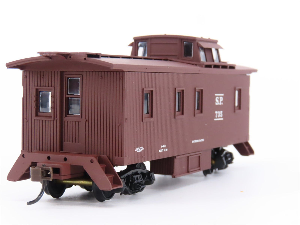 HO Scale Walthers 932-27601 SP Southern Pacific Wood Caboose #842 #735 2-Pack