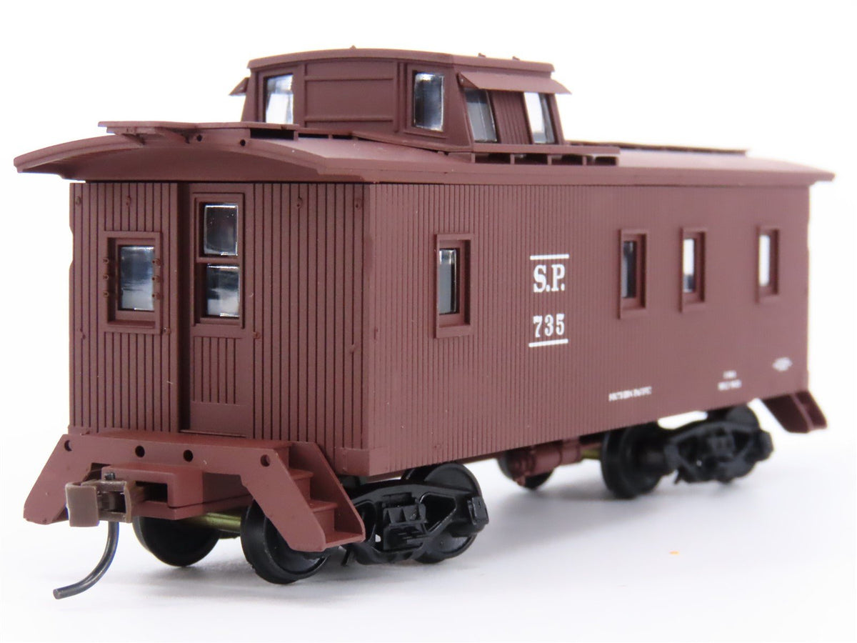 HO Scale Walthers 932-27601 SP Southern Pacific Wood Caboose #842 #735 2-Pack