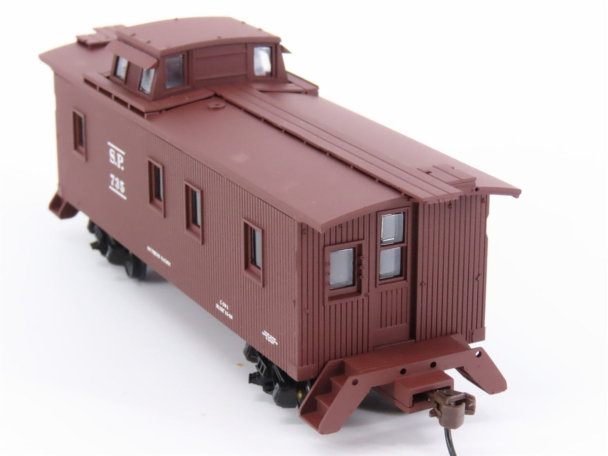 HO Scale Walthers 932-27601 SP Southern Pacific Wood Caboose #842 #735 2-Pack