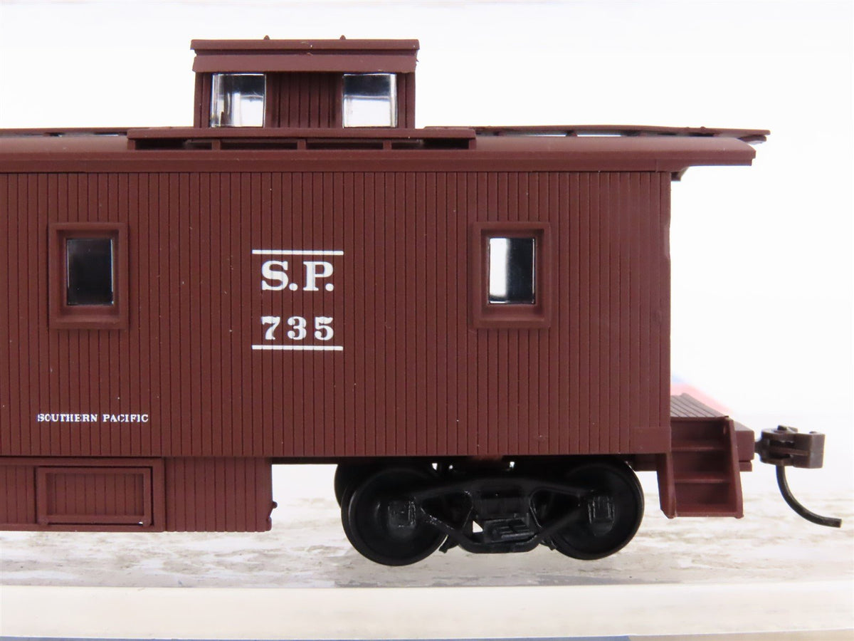 HO Scale Walthers 932-27601 SP Southern Pacific Caboose #842 #735 2-Pack