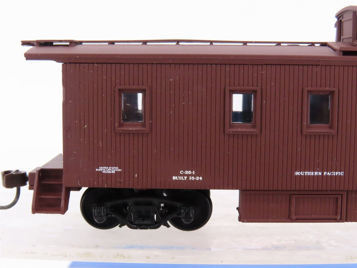 HO Scale Walthers 932-27601 SP Southern Pacific Caboose #842 #735 2-Pack