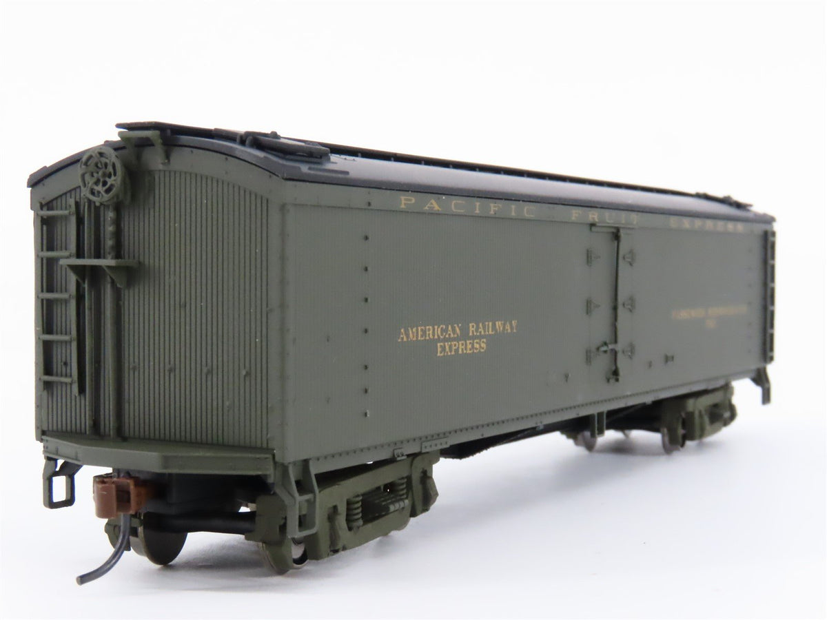 HO Scale Walthers 932-5487 PFE Pacific Fruit Express Wood Reefer #583