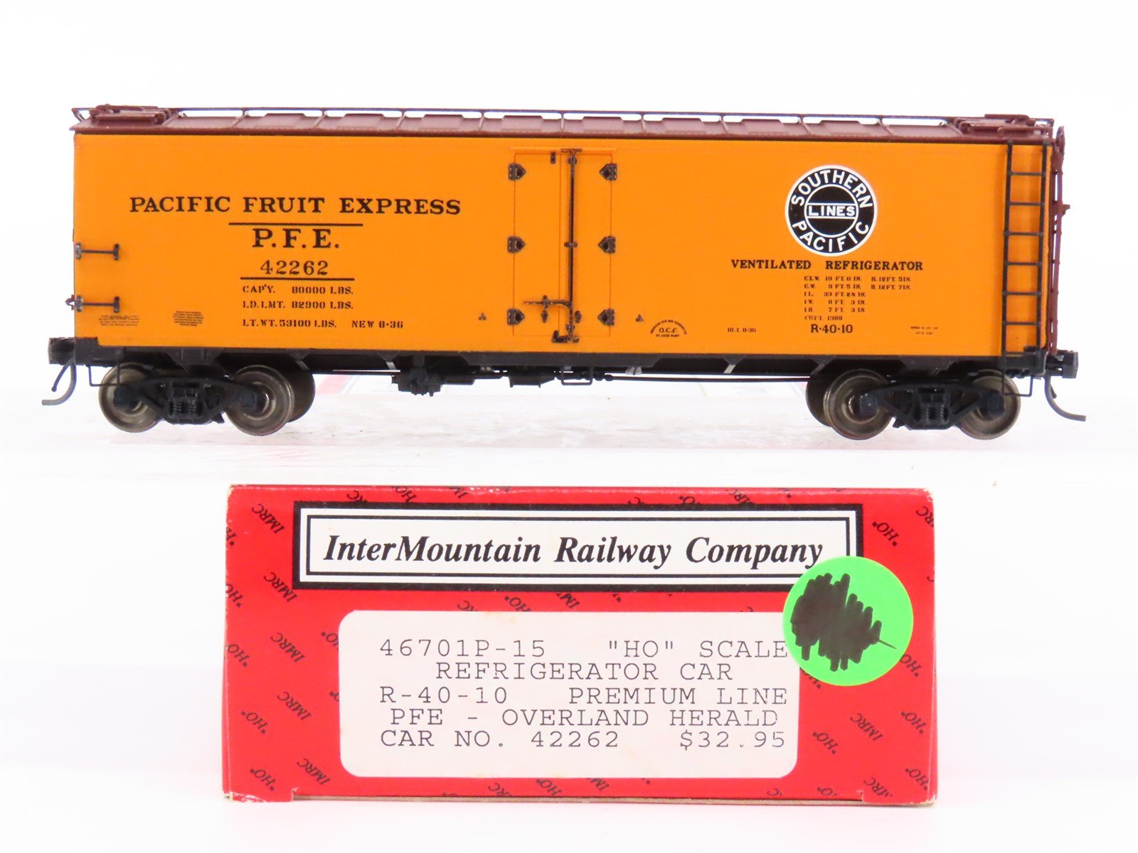 HO Scale InterMountain 46701P-15 SP UP PFE Pacific Fruit Express Reefer #42262