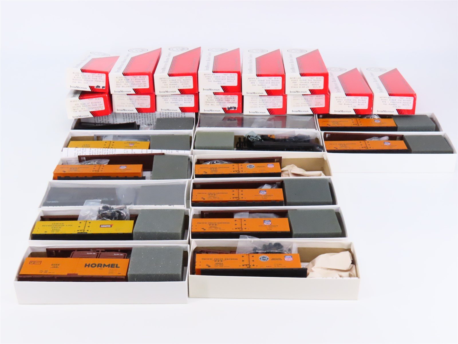 HO Scale LOT of 14 InterMountain PFE/ART/ARLX/WRNX/& More Reefer & Tank Car Kits