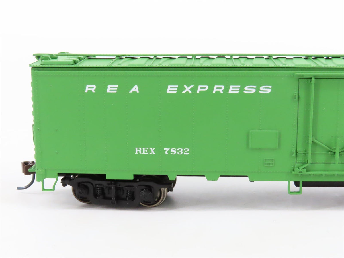 HO Scale Walthers 932-26243 REX Railway Express Agency 50&#39; Express Reefer 2-Pack