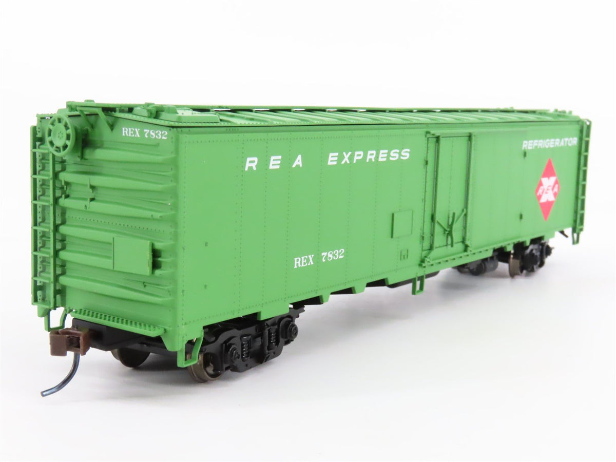 HO Scale Walthers 932-26243 REX Railway Express Agency 50&#39; Express Reefer 2-Pack